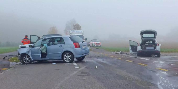 Die drei beschädigten Autos auf der Strasse bei Kreuzlingen TG. Die drei beschädigten Autos auf der Strasse bei Kreuzlingen TG.