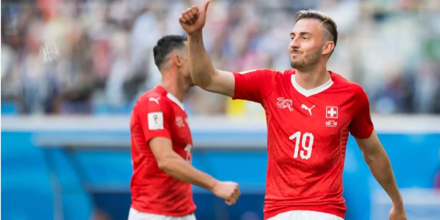 Josip Drmic zeigt mit dem Daumen nach oben.