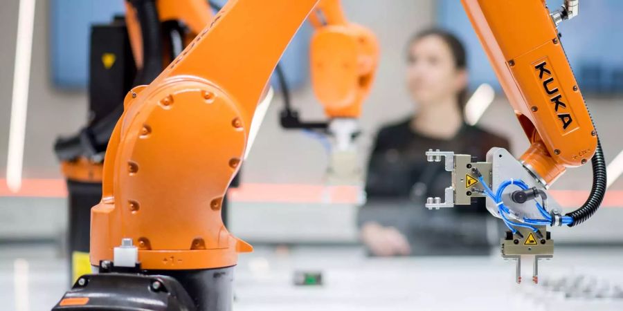 Roboter stehen auf der Hannover Messe am Stand von Kuka in einer «Smart Factory».