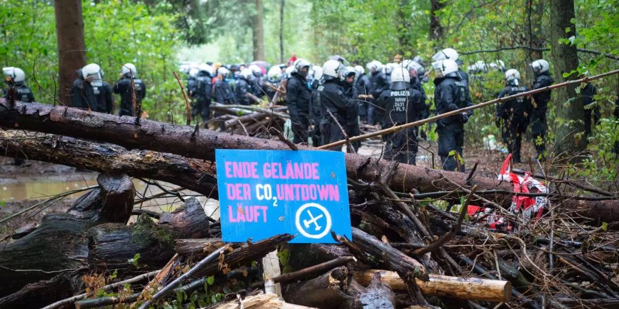 Teilnehmer der Demonstration gegen die Rodung des Hambacher Forsts haben eine Barrikade gebaut.