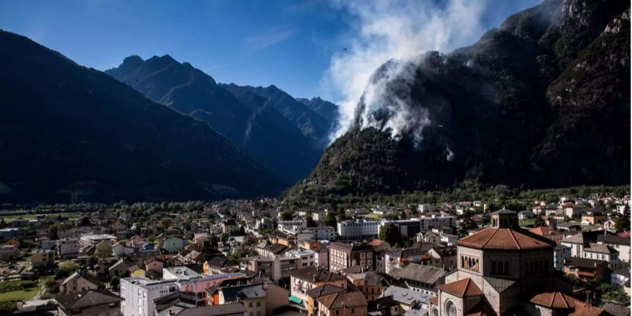 Das Waldstück oberhalb von Biasca in der Leventina brennt seit Montagvormittag.