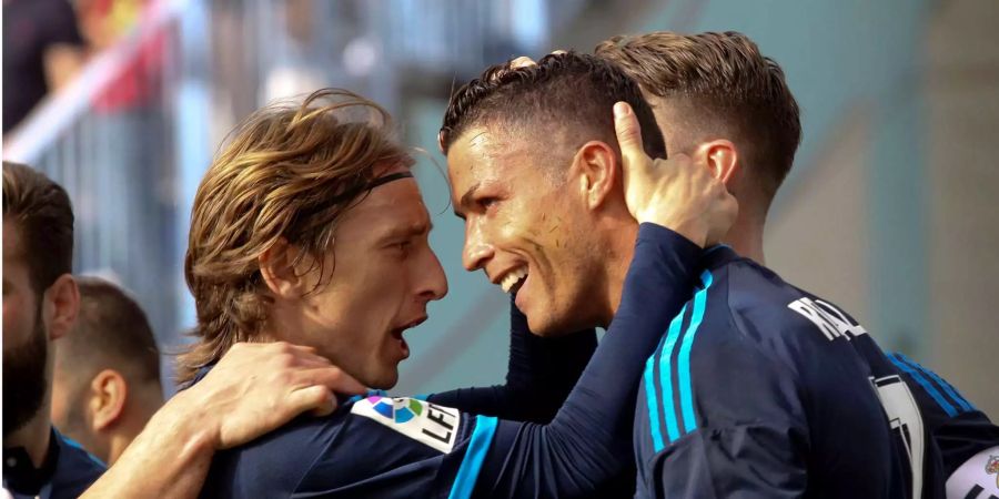 Cristiano Ronaldo (r) feiert im Rosaleda-Stadion mit seinem kroatischen Teamkollegen Luka Modric (l), nachdem er ein Tor gegen Malaga erzielt hatte.