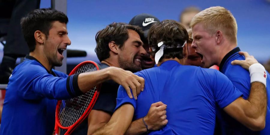 Team Europa mit Novak Djokovic, Jeremy Chardy, Roger Federer, und Kyle Edmund feiern den Sieg am Laver Cup.