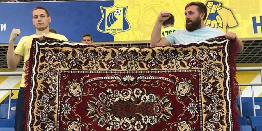 Rostow-Fans mit ihrem neuen Glücks-Teppich.