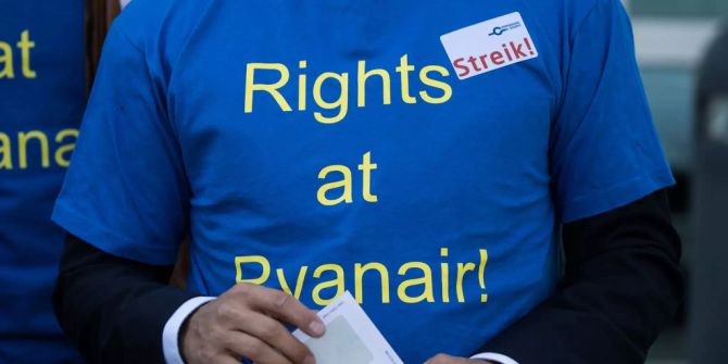 Ein Pilot von Ryanair mit einem T-Shirt, dass zum Streik aufruft.