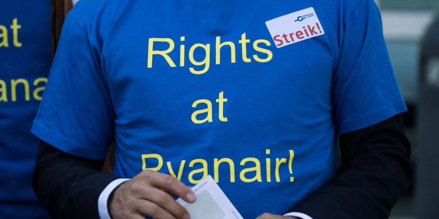 Ein Pilot von Ryanair mit einem T-Shirt, dass zum Streik aufruft.