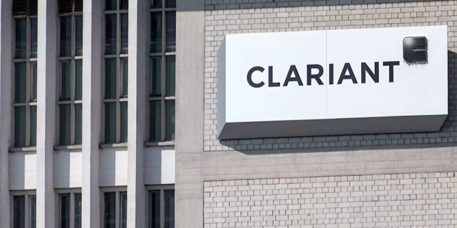 Das Logo des Schweizer Spezialchemiehersteller Clariant an einer Fassade.