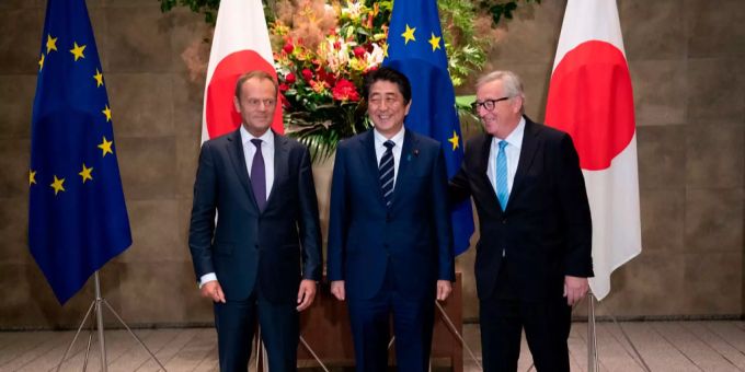 Dem Freihandelsabkommen zwischen der EU und Japan steht nichts mehr im Weg. Donald Tusk, Shinzo Abe und Jean-Claude Juncker (v.l.n.r.).