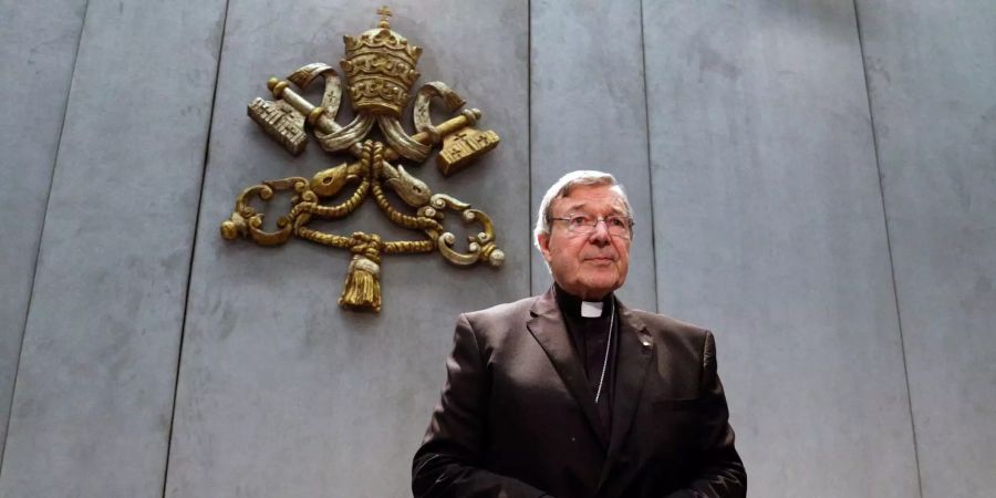 George Pell, Kardinal, kommt zu einer Pressekonferenz in den Vatikan.