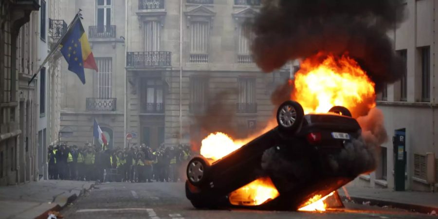 Ein brennendes Auto bei den Protesten der Gelbwesten in Paris.