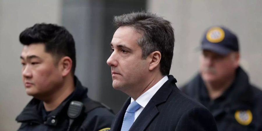 Michael Cohen (r), Ex-Anwalt des heutigen US-Präsidenten Trump, verlässt das Bundesgericht.