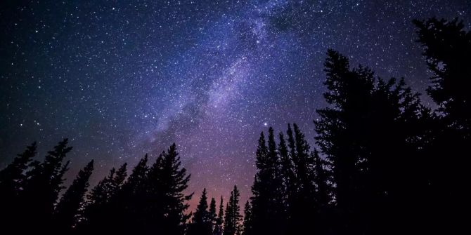 Der Sternenhimmel in der Nacht.