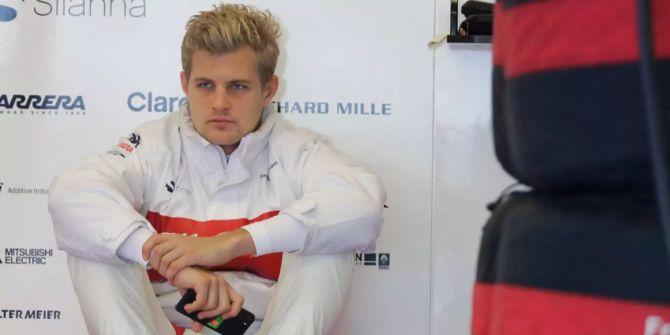 Marcus Ericsson wartet während eines Formel-1-Trainings auf seinen Einsatz.