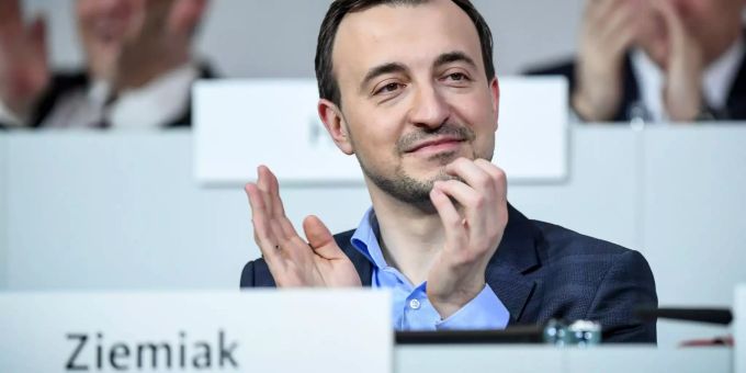 Paul Ziemiak, Generalsekretär der CDU, verfolgt beim CDU-Bundesparteitag die Debatte. christlich demokratische union deutschlands