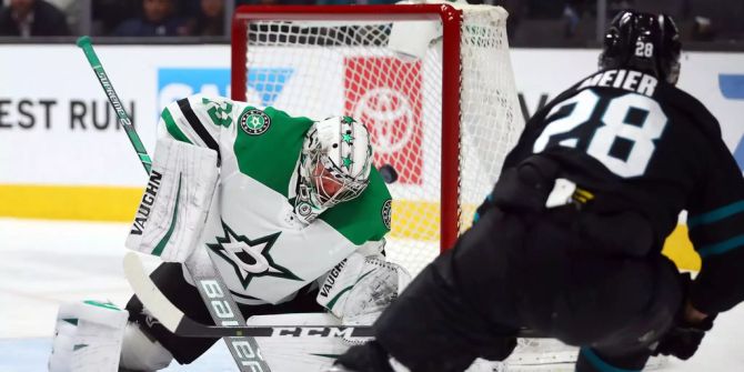 Timo Meier versenkt den Puck im Tor hinter Anton Khudobin.