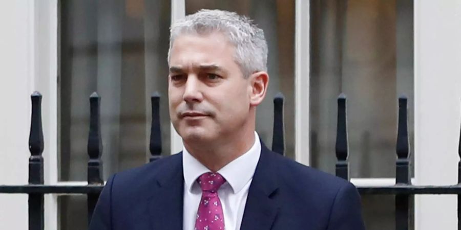 Stephen Barclay steht vor der Downing Street in London.