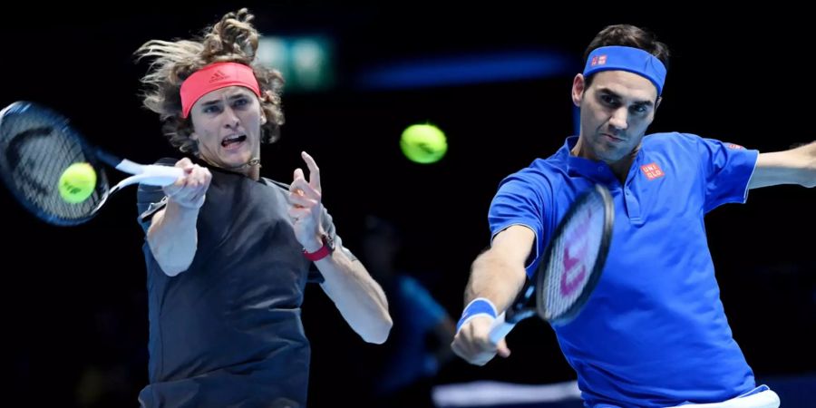 Alexander Zverev (l.) trifft am Samstag im Halbfinal der ATP Finals auf Roger Federer.