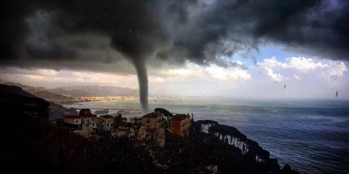 Zwei Verletzte - Spektakulärer Tornado in Salerno (I)