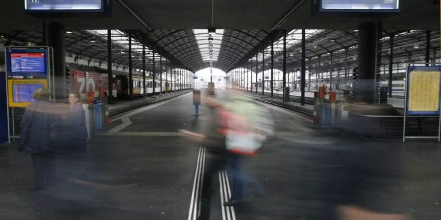 Die Geleise im Bahnhof Luzern sind leer.