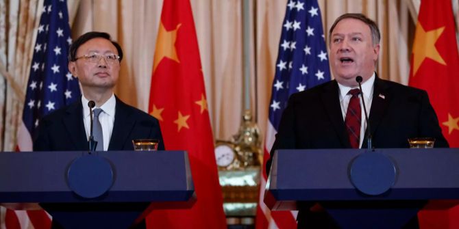 Yang Jiechi und Mike Pompeo während einer Pressekonferenz.