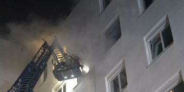 Die Feuerwehr löscht einen Brand im Klinikum Konstanz (D).