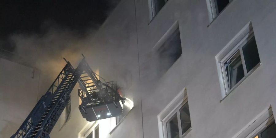 Die Feuerwehr löscht einen Brand im Klinikum Konstanz (D).