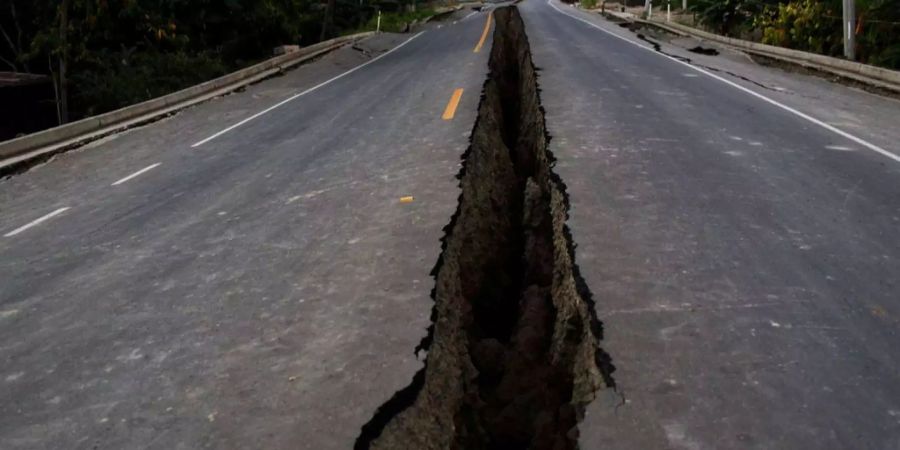 Eine Strasse in Ecuador wurde durch ein Erdbeben aufgerissen.