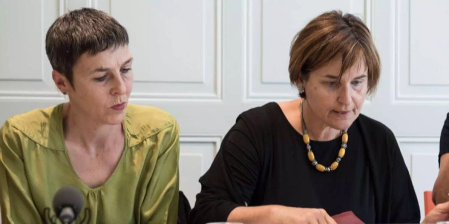 Barbara Gysi (l.), Vizepräsidentin und Nationalrätin SG, und Marina Carobbio (r.), Vizepräsidentin und Nationalrätin TI, sprechen an einer Medienkonferenz zum Fünf-Punkte-Plan gegen Gewalt an Frauen.