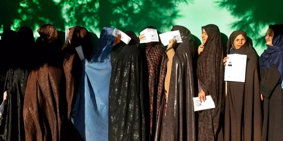 Frauen stellen sich während der Parlamentswahlen in Afghanistan vor einem Wahllokal auf.