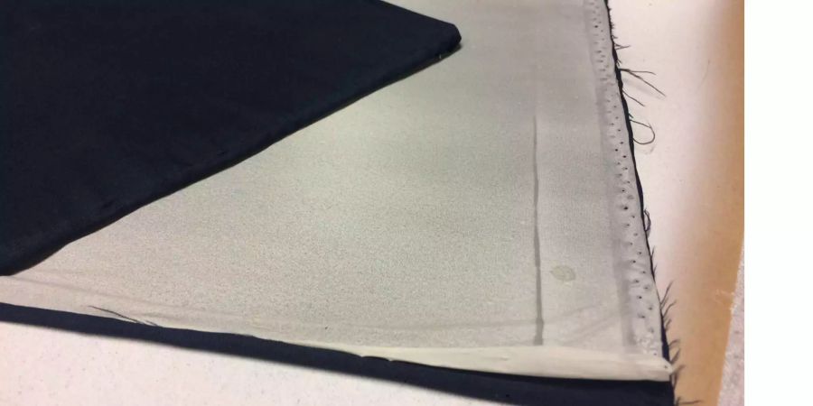 Der blaue Stoff besteht aus normalem Polyester. Die weisse Membrane auf der Rückseite wurde von den Forschern hergestellt. Diese kann Medikamente aufnehmen.