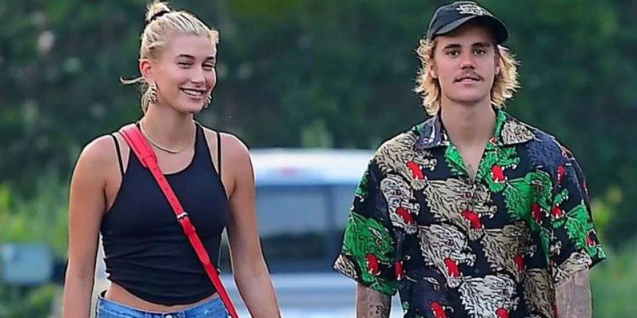 Justin Bieber und Haley Baldwin gehen zusammen auf einer Strasse.