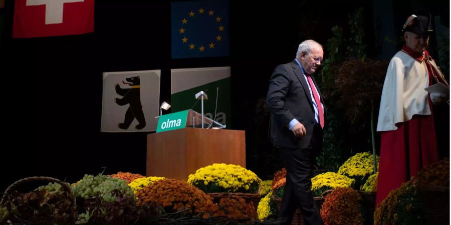 Bundesrat Johann Schneider-Ammann verlässt die Bühne, an der Eröffnung der 76. Olma.