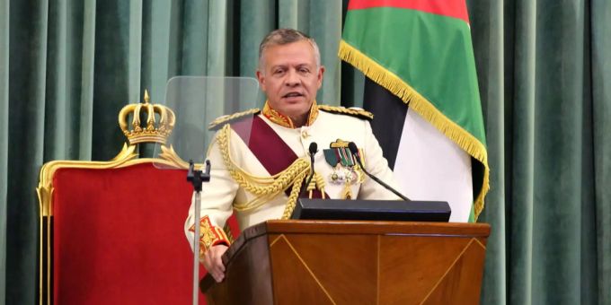 König Abdullah II. von Jordanien nimmt die Ehrenwache während einer Zeremonie ab. abdullah II.