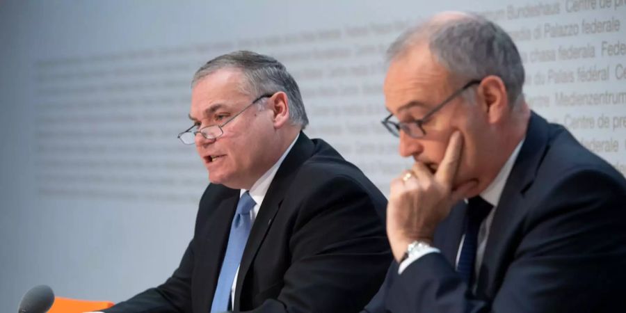 Jean-Philippe Gaudin, Direktor NDB (l), spricht an der Seite von Bundesrat Guy Parmelin, Chef VBS (r), während einer Medienkonferenz des Nachrichtendienstes des Bundes (NDB).