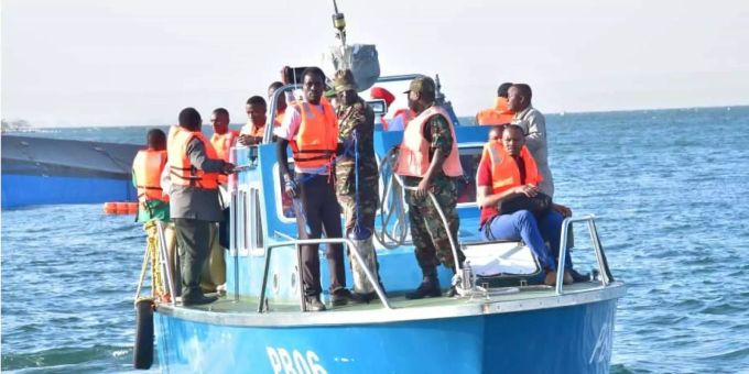 Rettungskräfte stehen auf einem Boot in der Nähe des Unglücksortes. Rettungskräfte stehen auf einem Boot in der Nähe des Unglücksortes.