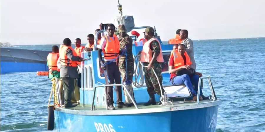 Rettungskräfte stehen auf einem Boot in der Nähe des Unglücksortes.