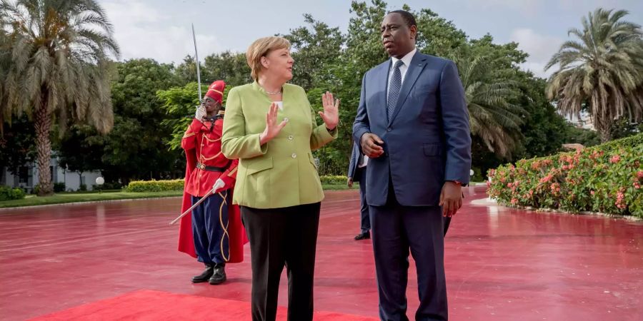 Bundeskanzlerin Angela Merkel (CDU) spricht mit Macky Sall, dem Präsidenten der Republik Senegal, vor dem Präsidialpalast.