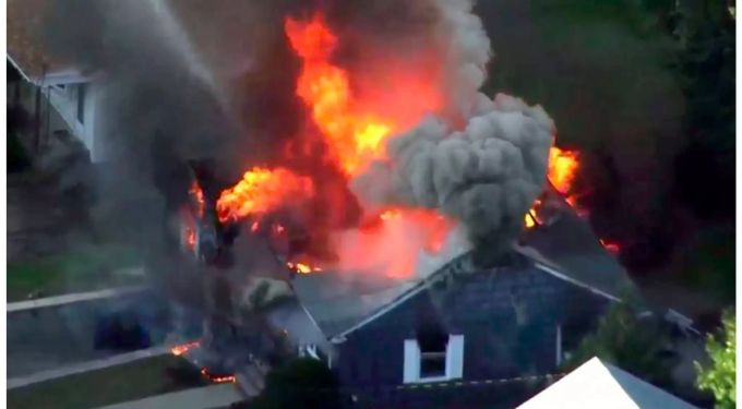 Zwei Dutzend Häuser stehen in Lawrence in Flammen. Zwei Dutzend Häuser stehen in Lawrence in Flammen.