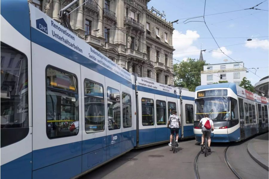 Blau-weisse Trams in Zürich - Keystone