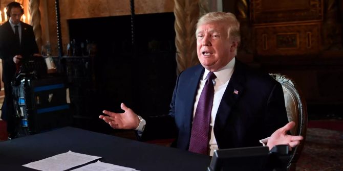 Donald Trump, Präsident der USA, spricht in Mar-a-Lago nach einer Telefonkonferenz mit Mitgliedern der US-Streitkräfte mit Journalisten.