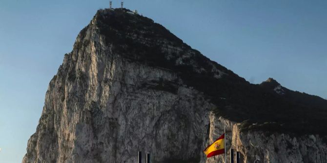 Ein Hügel und und die spanische Flagge in Gibraltar.