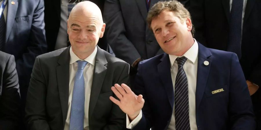 Fifa-Präsident Gianni Infantino sitzt neben Conmebol-Chef Alejandro Dominguez.