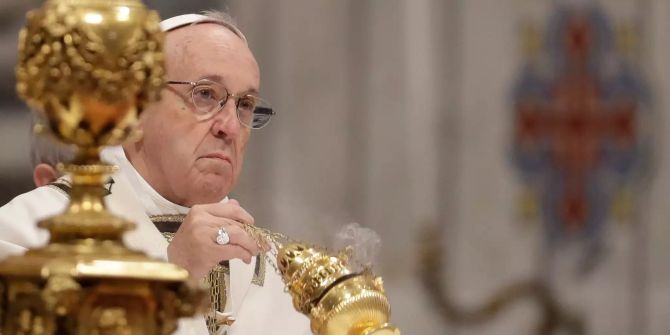 Papst Franziskus schwenkt während einer Messe in der Peterskirche Weihrauch.