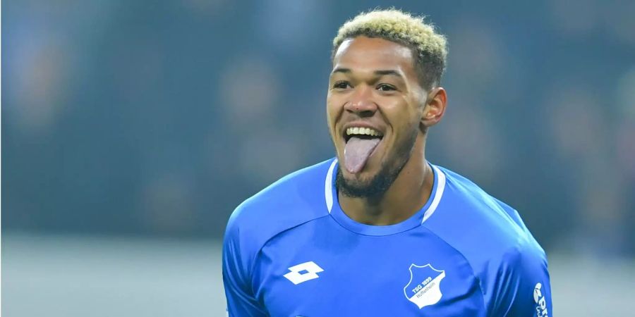 Hoffenheim-Stürmer Joelinton streckt beim Jubeln die Zunge raus.