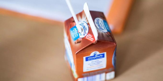 Die steuerfinanzierte Förderung von gezuckertem Kakao im Schulmilchprogramm soll beendet werden. Ein Trinkpäckchen mit Kakao steht auf einem Tisch in einer Grundschule.