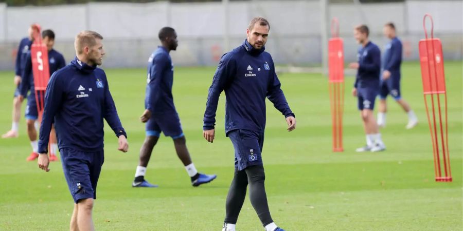 Aaron Hunt (l) und Pierre-Michel Lasogga gehen beim Training auf dem Trainingsplatz vor dem Leistungszentrum des HSV über den Platz.