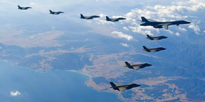Das jährliche, gemeinsame Grossmanöver Südkoreas und der USA kam für Kim einer Provokation gleich. Mehrere B-1B-Bomber der US Air Force fliegen bei dem jährlichen gemeinsamen Grossmanöver über die südkoreanische Halbinsel.