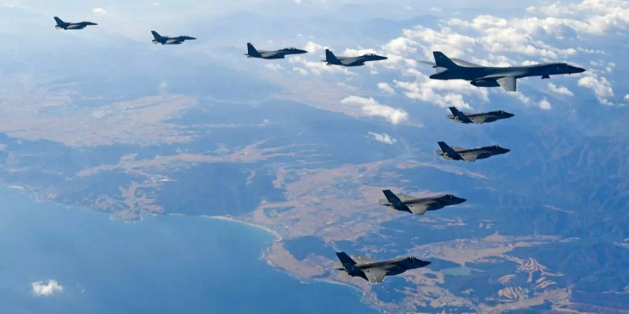 Mehrere B-1B-Bomber der US Air Force fliegen bei dem jährlichen gemeinsamen Grossmanöver über die südkoreanische Halbinsel.