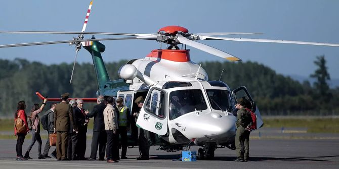 Sebastian Pinera (5.v.l.), Präsident von Chile, unterhält sich mit Beamten nach seiner Ankunft in Temuco.