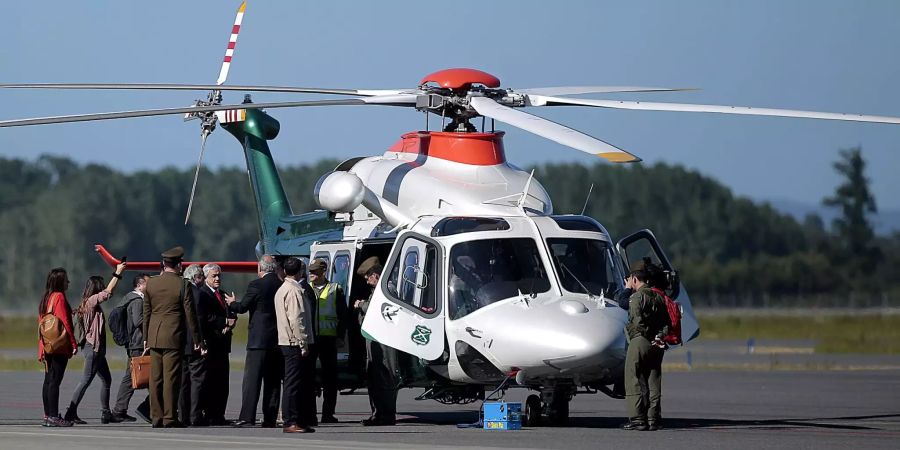 Sebastian Pinera (5.v.l.), Präsident von Chile, unterhält sich mit Beamten nach seiner Ankunft in Temuco.